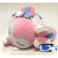 PRE-ORDER VOOR JANUARI Officiële Pokemon center Knuffel Sylveon slapend +/- 48cm (lang)